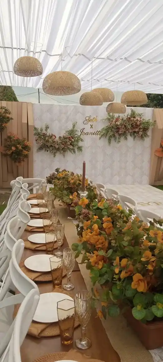 Elegant wedding dinner table setup with flowers